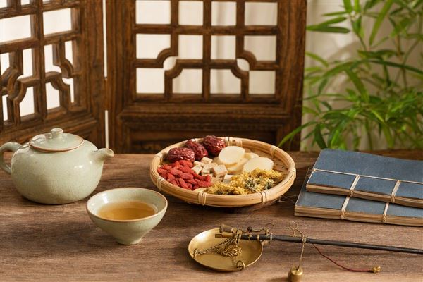中医养生健康知识:秋冬时节的日常调养 秋冬交替时节,养阴润燥、安神固本的6个日常好习惯(图1)